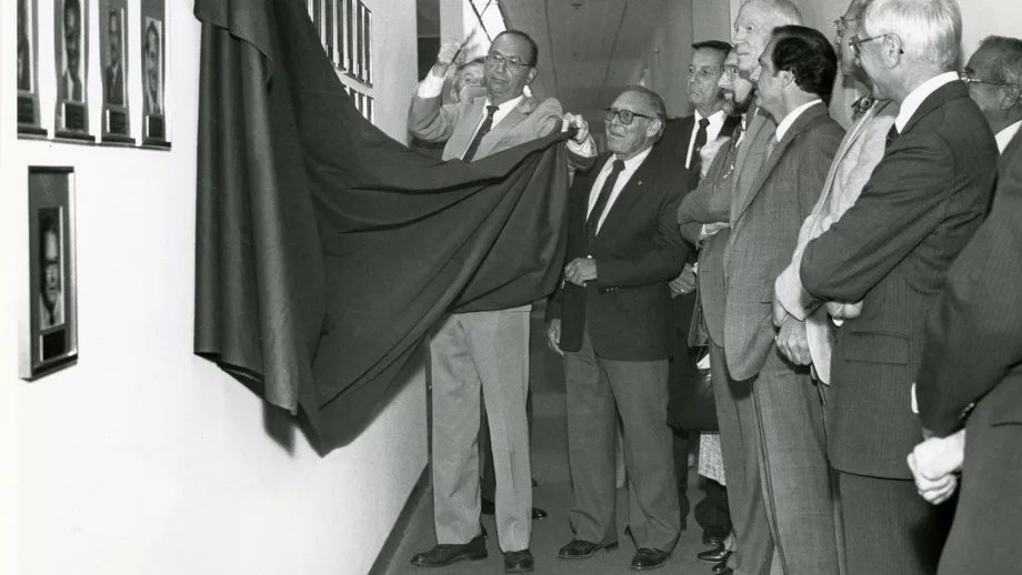 MTC commissioners past and present gather in September 1984 for the unveiling of the MTC Former Commissioners Photo Gallery, with Chair Quentin Kopp (left), presiding.