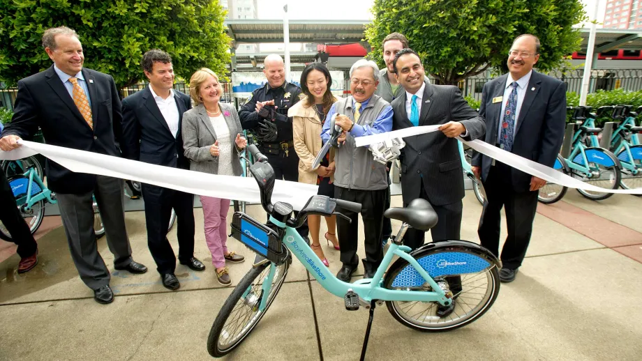 SF Mayor Ed Lee cuts the Bay Area BIke Share ribbon alongside MTC Commissioners Amy Worth and Scott Weiner.